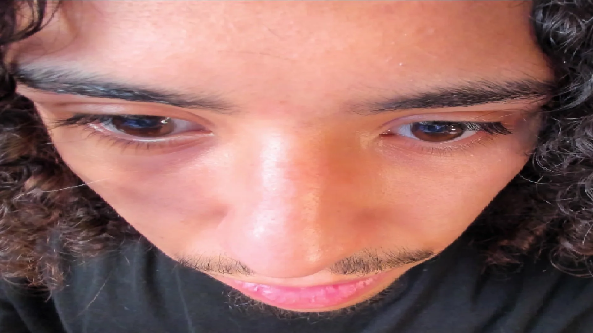 Houssem dans son studio de streaming